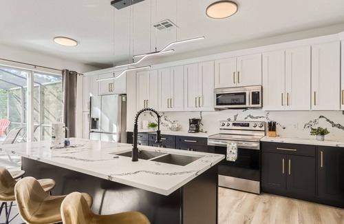 Windwood Bay House | Modern Tranquil Villa| 4 bed/3 bath Private Pool Heaven| Close to ChampionsGate and The Parks!