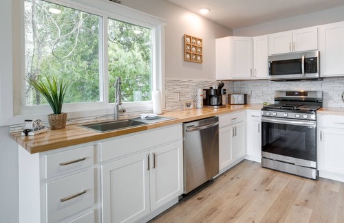 Traverse City House | Modern Traverse City Lake House w/Hot Tub!