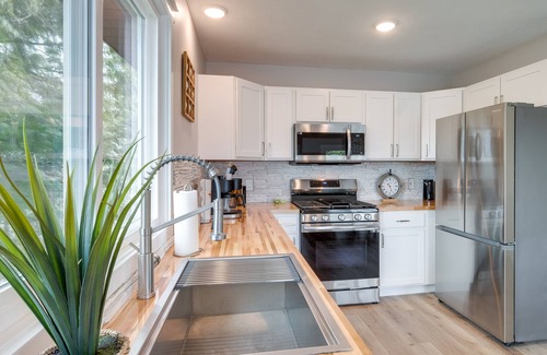 Traverse City House | Modern Traverse City Lake House w/Hot Tub!
