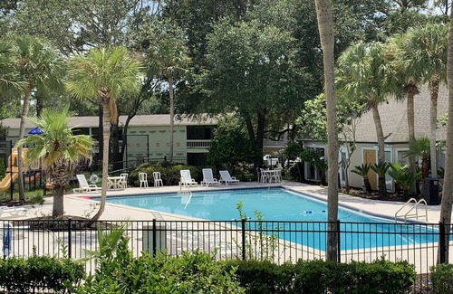 Baymeadows Condo | Modern Tree House, Southside Jacksonville