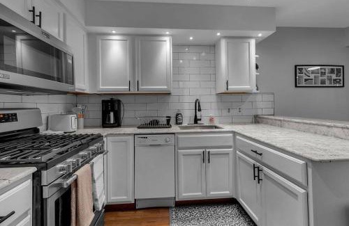 Willert Park Apartment | Modern Trendy Downtown