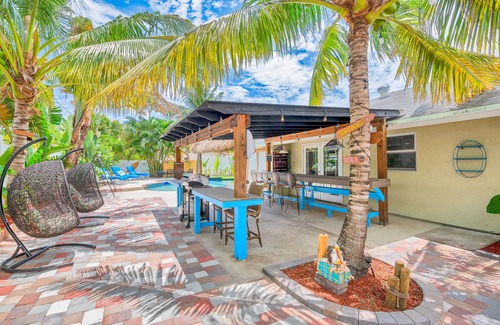 Boynton Beach House | Modern Tropical 5 bd, 4 bath, heated pool, Mini Golf, tiki hut, outdoor bar