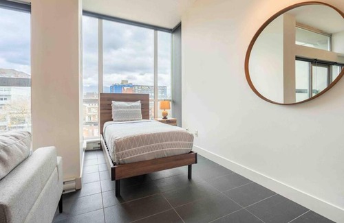 Gastown Apartment | # Modern Tropical Comfort 2bed1bath1park