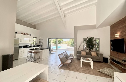 Jan Thiel Villa | Modern tropical house with 3 bedrooms, close to the beach!
