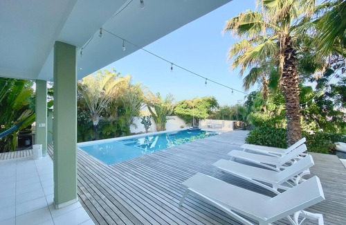 Jan Thiel Villa | Modern tropical house with 3 bedrooms, close to the beach!