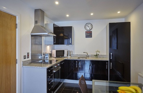 Peninsula Condo | Modern two bedroom apartment near O2 and Excel Ref:077