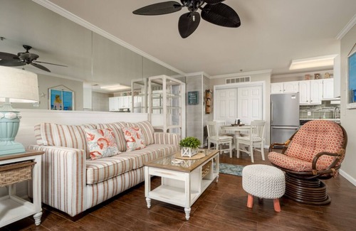 Heron Harbour Isle Condo | Modern Two Bedroom Condo With Outdoor Pool & Courtyard