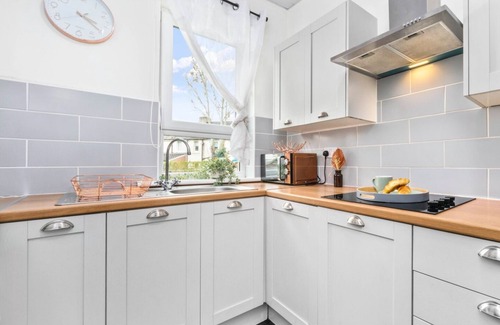 Motherwell Apartment | Modern two bedroom apartment close to all local amenities