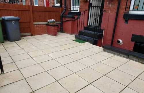 Harehills House | Modern Two Double Bed Full Entire House, Parking, WiFi