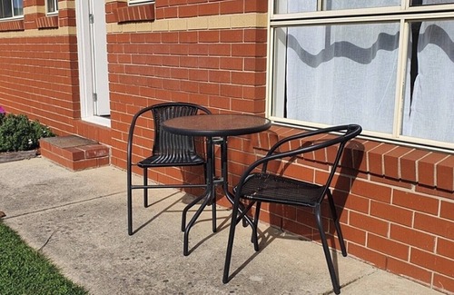 Mount Clear House | Modern Unit 4 kms To Sovereign Hill | 1-6 Guests w/Garage and Backyard