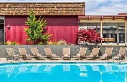 Tri-Cities Resort | Modern Unit at Red Lion Hotel Kennewick Columbia Center, w/Pool, FREE Parking!