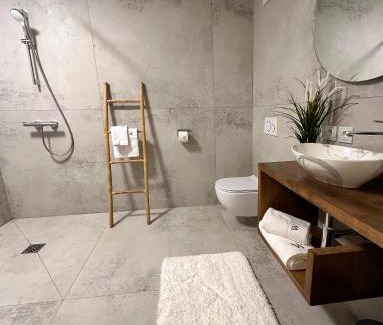 Komarna Apartment | Modern Unit with Ocean View