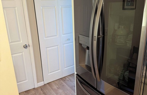 Bolingbrook House | Modern, Updated, and Centrally Located, Townhouse Retreat.