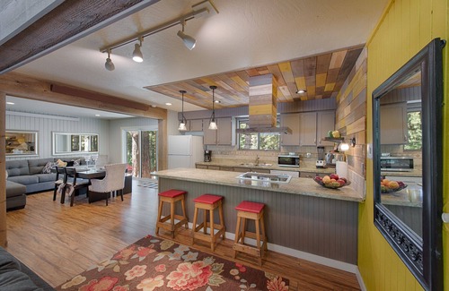 McCall House | Modern Updated Cabin w/HotTub, Decks & Outdoor Firepit - Near Town & the Lake!