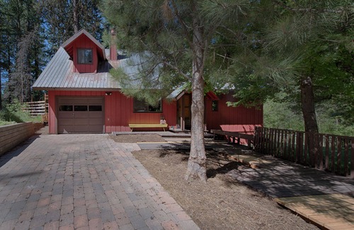 McCall House | Modern Updated Cabin w/HotTub, Decks & Outdoor Firepit - Near Town & the Lake!
