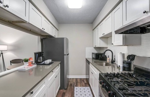 Cuyahoga County Apartment | Modern & Updated First Floor 1BR near HWY/Airport