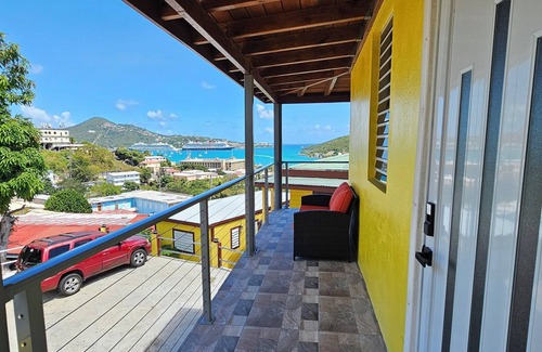 Estate Agnes Fancy House | Modern Updated Hillside Escape + Near Town + Backup Solar + Oceanview