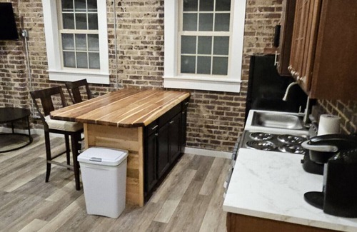 Maryville Apartment | Modern & Upscale 1BR Apartment in GREAT Location!
