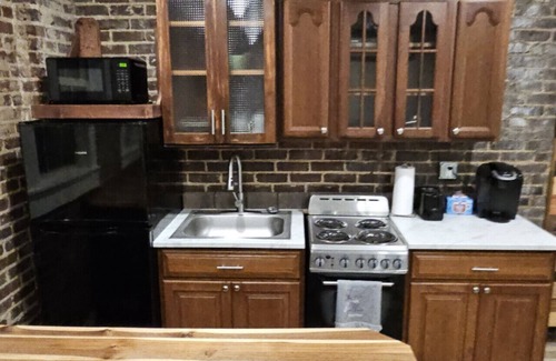 Maryville Apartment | Modern & Upscale 1BR Apartment in GREAT Location!
