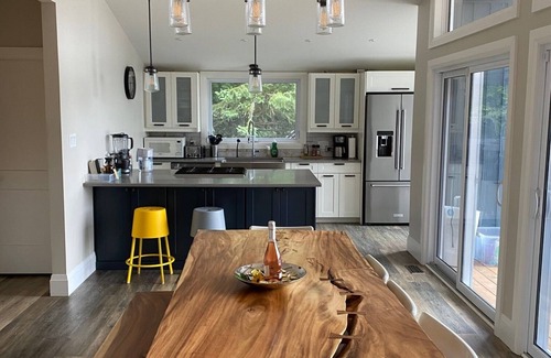 Baddow Cottage | Modern upscale cottage overlooking Balsam Lake.