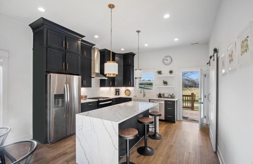 Jeffersonville - Clarksville House | Modern & upscale home near Derby