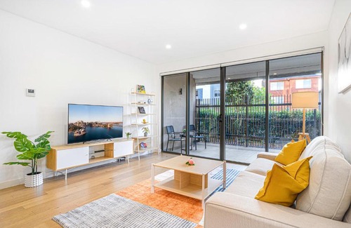 Ryde Apartment | Modern Urban Retreat Stylish Apt in Ryde's Heart
