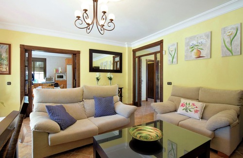 Villanueva del Trabuco Villa | Modern Villa in Villanueva del Trabuco with Jacuzzi
