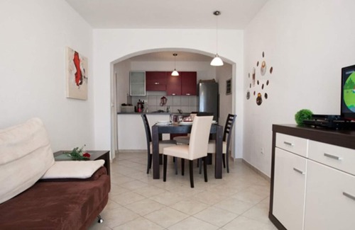 Omis Apartment | Modern vacation apartment with pool and sea view