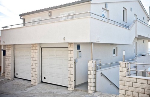 Omis Apartment | Modern vacation apartment with pool and sea view