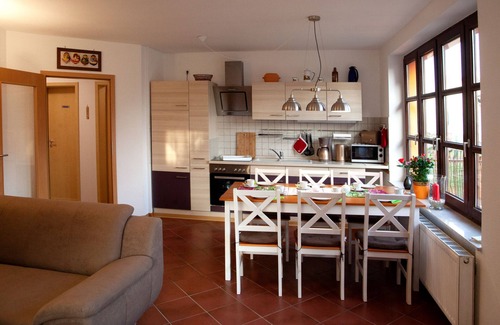 Fleeth Condo | Modern vacation apartment 250 m to the lake, south-facing terrace and barbecue, fully fenced.