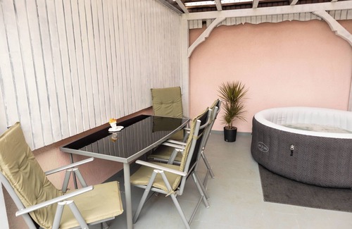 Burkardroth Apartment | Modern vacation home with whirlpool
