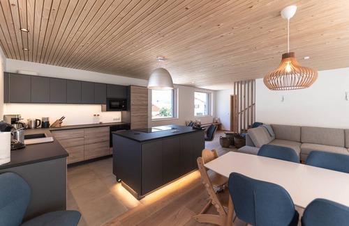 Unterwoessen House | Modern vacation home with all-round mountain views, pool, sauna and large garden