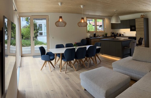 Unterwoessen House | Modern vacation home with all-round mountain views, pool, sauna and large garden