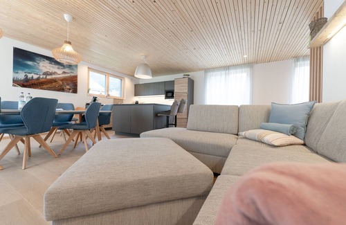 Unterwoessen House | Modern vacation home with all-round mountain views, pool, sauna and large garden