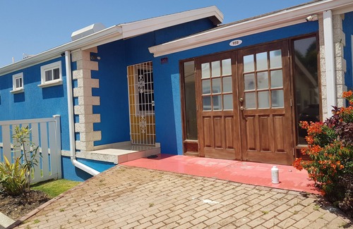 Charnocks House | Modern Vacation Home 5 minutes from airport
