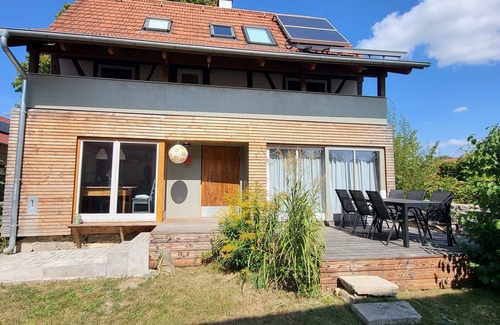 Oberstreu Apartment | Modern vacation home with garden