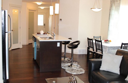 Northwest Edmonton House | Modern Vacation Home in a peaceful neighbourhood