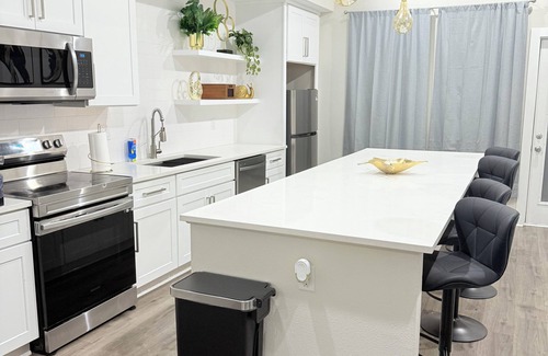 Northside House | Modern & Vibrant Home- 15 mins from downtown Houston