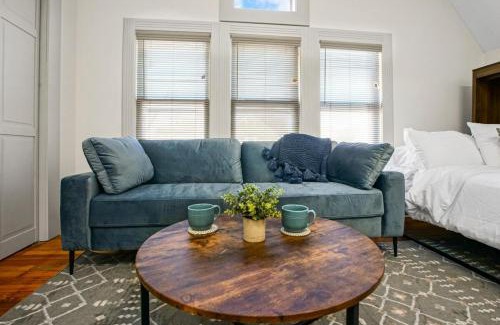 Hough Apartment | Modern Victorian Studio - Steps to Cleveland Clinic