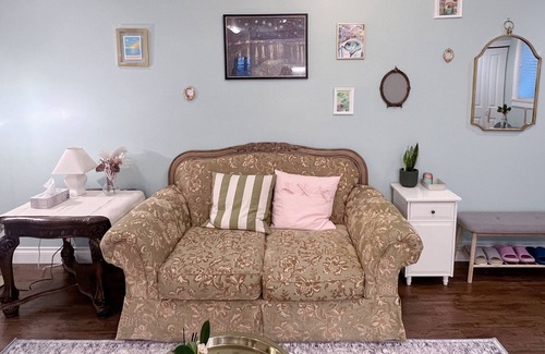 Marpole House | Modern Victorian Suite, quiet school neighborhood