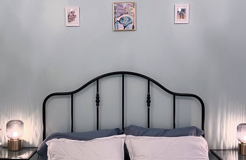 Marpole House | Modern Victorian Suite, quiet school neighborhood