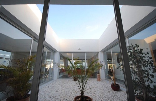 San Antonio Bay Villa | Modern Villa, GreatLocation 100m to Sea/Beach, Private Pool+Garden, WIFI