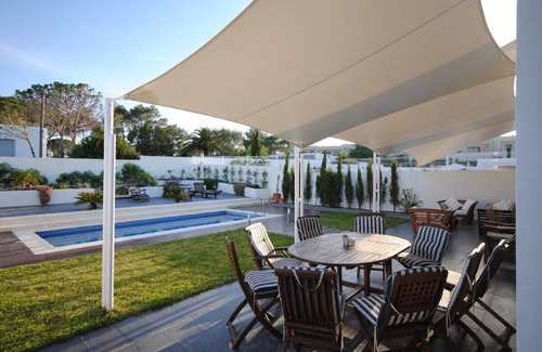 San Antonio Bay Villa | Modern Villa, GreatLocation 100m to Sea/Beach, Private Pool+Garden, WIFI