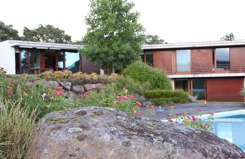 Lanhelas Cottage | Modern villa in a quiet environment with a vast garden and a swimming pool