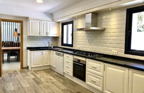 Marbella Villa | Modern Villa in Marbella - Private Heated Pool, BBQ & Golf Views