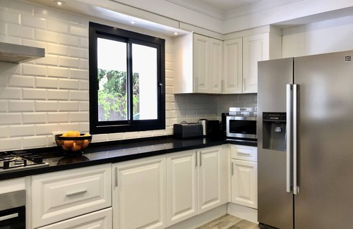 Marbella Villa | Modern Villa in Marbella - Private Heated Pool, BBQ & Golf Views