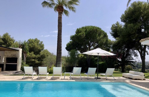 Marbella Villa | Modern Villa in Marbella - Private Heated Pool, BBQ & Golf Views
