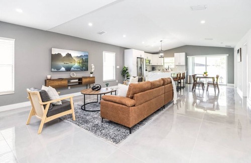 Lake Worth House | Modern Villa in West Palm Beach