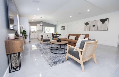 Lake Worth House | Modern Villa in West Palm Beach