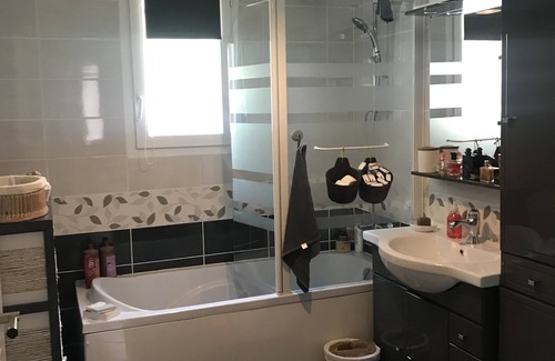 Digne-les-Bains Bed & Breakfast | Modern villa to share with host